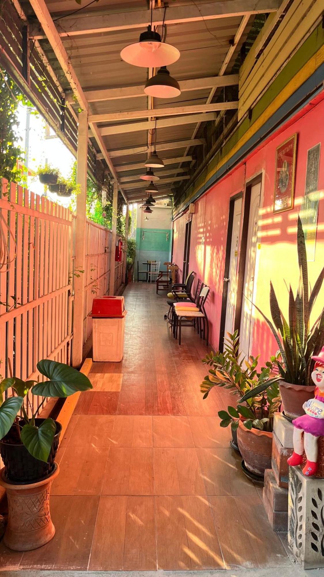 Pa Chalermchai Guesthouse Bangkok Exterior photo